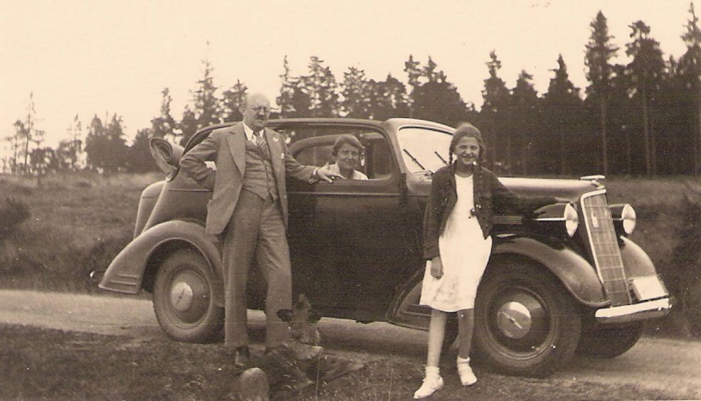 Arno, Gertrud, Margot and their dog with the family car in the 1930s.