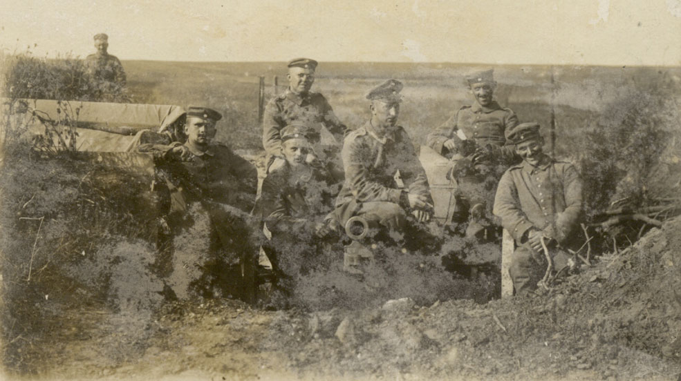 Arno as a crew member of 4. Geschütz (number 4 gun) of 3. Batterie / Feldartillerie-Regiment 48