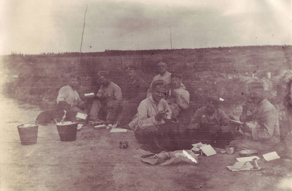Arno, his Unteroffizier and other comrades from his battery having a meal alongside what is most likely the Corbény-Juvincourt road