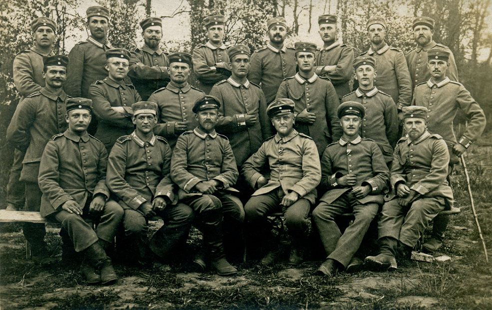 Arno and comrades from FAR 48 and GR 101 at Schloss Belval in June 1915