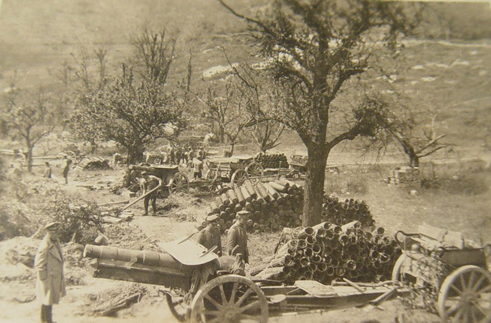 15cm lg. sFH 13 of 2. Batterie / Fußartillerie-Bataillon 102 in their fire position on 31st May 1918.