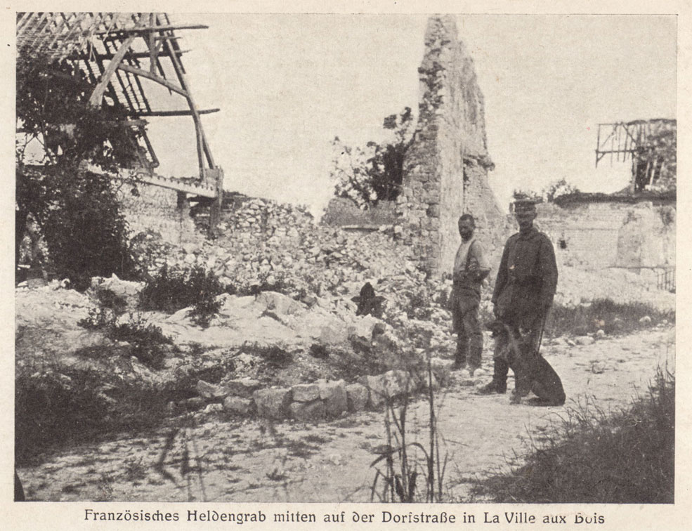 Commercial postcard from the firm of O. Peters (Jahnsdorf) depicting a French soldier's grave in the middle of the street