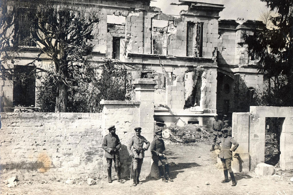 Photo from the album of Hans Berthelen (SR 108), showing the ruins of the chateau seen from the eastern side around February 1915