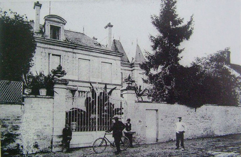 French pre-war postcard of the chateau of La-Ville-aux-Bois seen from the eastern side