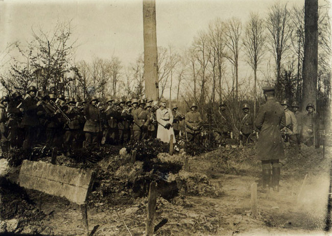 Funeral of Sanitäts-Unteroffizier Eduard Herrmann of IR 392 at Manneken Farm in April 1917