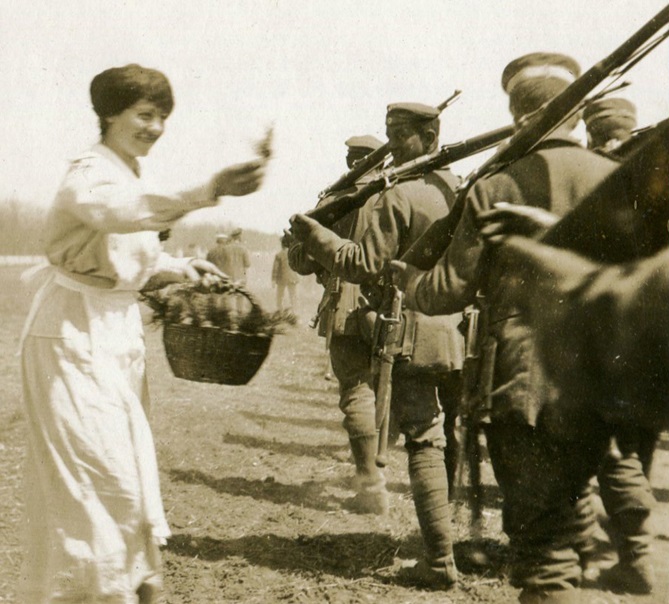 IR 182 receives an enthusiastic welcome from Black Sea German civilians in Ukraine - 04/1918